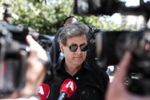 Ανέστης Βλάχος - Στα μαχαίρια τα δύο παιδιά του: "Πλαστή η ιδιόχειρη διαθήκη", καταγγέλλει ο γιος του