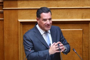 Ο Πελετίδης ξήλωσε πινακίδες τραπεζών που χρηματοδότησαν την ανακαίνιση των σχολείων- Μας έχουν καθίσει στον σβέρκο