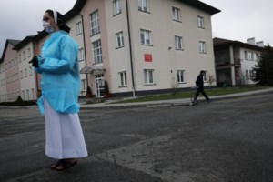 Μακρόν: Αποκάλυψη "Le Point" για "κορονο-δείπνο" με 10 άτομα - "Είχε καταρροή και βήχα"