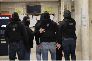 Επεισόδια στου Ρέντη: Το ιατρικό ανακοινωθέν για τον 31χρονο αστυνομικό- Παραμένει σε κρίσιμη κατάσταση, υποστηρίζεται με μηχανήματα - εικόνα 2