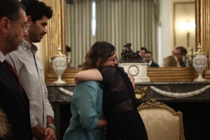 "Θα συμμαχούσαμε και με τον διάβολο για να τους φέρουμε πίσω"- Συγκλονίζουν οι συγγενείς των ομήρων της Χαμάς, στην Αθήνα - εικόνα 3