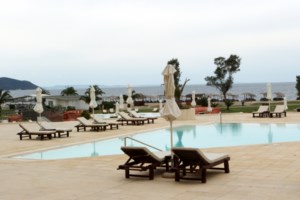 Άφησαν τις παρελάσεις και γέμισαν τις παραλίες: Στο 65% η πληρότητα των καταλυμάτων - εικόνα 2