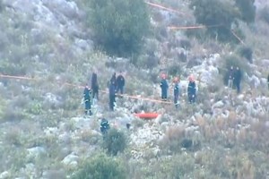 Βασίλης Καλογήρου: Υποβασταζόμενη από τον σύζυγό της έφτασε η μητέρα του στον Τύρναβο - Η στιγμή που αντικρίζει τη σορό του - εικόνα 7