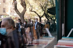 Χριστούγεννα για τον Μητσοτάκη σε ταβέρνα στην Αμφιάλη - Μοίρασε φαγητό και δώρα σε κόσμο που το έχει ανάγκη [εικόνες] - εικόνα 3