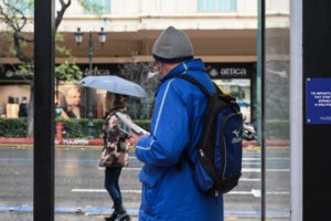 Ο Σάκης Αρναούτογλου κριτικάρει τον καιρό του πανικού: Μηνύματα με πολλαπλούς αποδέκτες