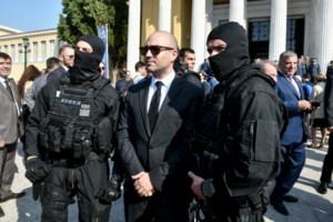 Ο Κωνσταντίνος Μπογδάνος ξαναχτυπά: Ζητά την απαγόρευση της πορείας του Πολυτεχνείου