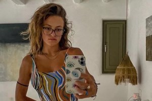 Μερκούρη-Λάτσιος: Το καυτό μπικίνι της Γαίας, οι βουτιές του Άγγελου και το αντίσκηνο στην αμμουδιά [εικόνες]