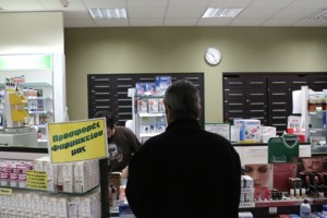 Κύπρος: Άρχισαν οι εμβολιασμοί με δύο ηλικιωμένους - "Για να έρθουν τα εγγόνια μου να με δουν"