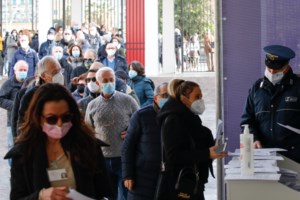 Κορονοϊός: Συμφόρηση στις μονάδες εντατικής και στα νεκροτομεία της Καλιφόρνια - Στην ουρά για να μπουν στα νοσοκομεία, στοιβαγμένοι οι σοροί - εικόνα 2