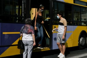 Μενίδι: 42χρονη έπεσε θύμα άγριου ξυλοδαρμού για να της αρπάξει ο δράστης την τσάντα - εικόνα 2