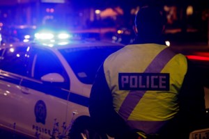 Χαϊδάρι: Υποδύονταν τους αστυνομικούς και έκλεβαν - Βρήκαν στολές αστυνομικών και φάρο περιπολικού μέσα στο φορτηγό - εικόνα 2