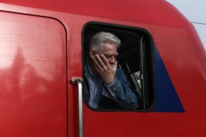 Η συγκινητική στιγμή που το Intercity περνάει για πρώτη φορά από το σημείο της τραγωδίας στα Τέμπη [βίντεο] - εικόνα 3