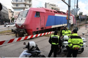 Απερίγραπτος οδηγός στον Πύργο: Πάρκαρε το αγροτικό πάνω στις ράγες του τρένου