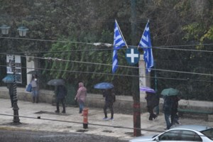 Τζουμέρκα: Δραματική διάσωση πυροσβέστη της ΕΜΑΚ που παρασύρθηκε από τα ορμητικά νερά [Βίντεο] - εικόνα 2