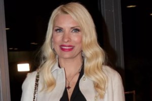 Ελένη Μενεγάκη:  Απολαμβάνοντας τον ήλιο, το κρασί, και το αγόρι της [Εικόνες]