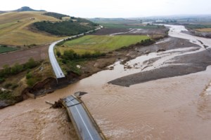 Άρχισαν οι διασώσεις από αέρος στην Καρδίτσα - Με ελικόπτερα Super Puma απομακρύνουν τους κατοίκους [βίντεο]