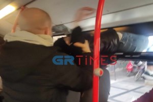 Κηφισιά: Απίστευτα προκλητικός οδηγός λεωφορείου λύνει σταυρόλεξο την ώρα που οδηγεί [Βίντεο]