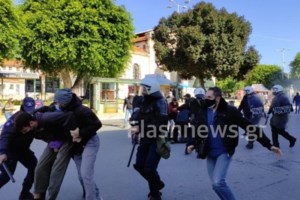 Εικόνα ντροπής: Αστυνομικός παίζει και καταστρέφει ανθοδέσμη για τον Γρηγορόπουλο - Την πειθαρχική τιμωρία του ζητά η ΕΛΑΣ [βίντεο]