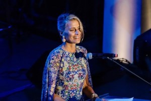 Ναταλία Δραγούμη: H επιτομή της κομψότητας με pinstriped midi φόρεμα και ψηλοτάκουνα - εικόνα 3