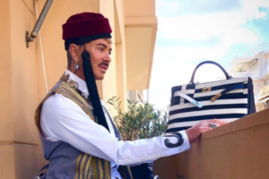 Με μπλούζα... ΠΑΣΟΚ φωτογραφήθηκε ο Λάκης Γαβαλάς [εικόνα]