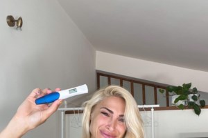 Ιωάννα Τούνη: Με μπικίνι και φουσκωμένη κοιλίτσα στον τέταρτο μήνα της εγκυμοσύνης της [Βίντεο]