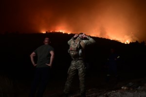 Φωτιά στο Ποικίλο Ορος: Οριοθετήθηκε το μέτωπο - Ολονύχτια επιφυλακή λόγω των αναζωπυρώσεων