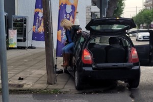 Τροχαίο στη Λάρισα: Αυτοκίνητο έπεσε πάνω σε κολώνα - Σώθηκαν τελευταία στιγμή θαμώνες καφετέριας - εικόνα 4