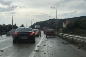 Απίστευτο τροχαίο στο Χαϊδάρι με ανατροπή μπετονιέρας [εικόνες- βίντεο] - εικόνα 2