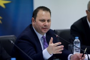 Οργισμένοι οι καταστηματάρχες στη Θεσσαλονίκη - Ανοιξαν τα μαγαζιά και κρέμασαν μαύρα πανιά [εικόνες - βίντεο] - εικόνα 3