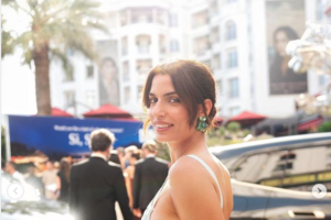 Με γαλάζιο μπικίνι στις Κάννες η Τόνια Σωτηροπούλου: Έτσι είναι το σώμα της χωρίς ρετούς - εικόνα 6