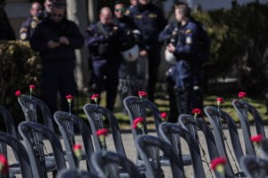 "Μαμά κοιμήσου, θα αργήσω": Χιλιάδες κόσμου στην κηδεία του 21χρονου Τάσου που σκοτώθηκε στα Τέμπη [εικόνες-βίντεο] - εικόνα 6