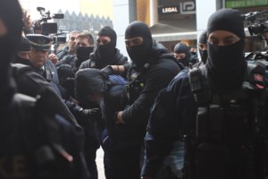 Επεισόδια στου Ρέντη: Προφυλακίστηκε ο 18χρονος που έριξε τη φωτοβολίδα- Ζήτησε να μπει σε "πρόγραμμα προστασίας μαρτύρων"