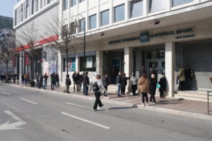 Ουρές και σήμερα στις τράπεζες παρά τις προειδοποιήσεις [εικόνες] - εικόνα 2