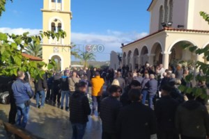 Θρήνος στην κηδεία της 21χρονης Έμμας: Στα λευκά η μητέρα και η αδερφή της - "Για μένα δεν έχει πεθάνει" [εικόνες] - εικόνα 4