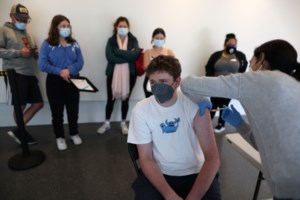 Εξαδάκτυλος για αύξηση εμβολιασμών: Παρακινήθηκαν από την "καθημερινή παρουσία των θανάτων δίπλα τους"