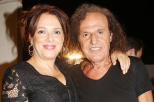 Δείτε τις κούκλες κόρες του Σάκη Ρουβά να φτιάχνουν κουλουράκια [εικόνες]