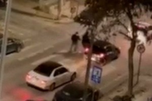 Θεσσαλονίκη: "Μου έπιασε τα οπίσθια" - 12 μαθήτριες στήνουν στον... τοίχο δύο καθηγητές για σεξουαλική παρενόχληση - εικόνα 2