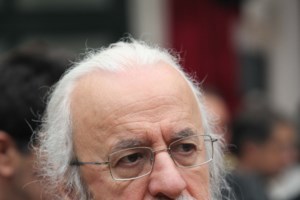 Εξαλλος ο γιος του Νότη Μαυρουδή: "Ακροβολισμένοι παπαράτσι επιχειρούν να καταγράψουν τον πόνο μας..." - εικόνα 2