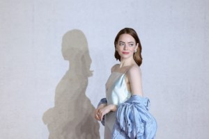 Εκθαμβωτική στο κόκκινο χαλί με Louis Vuitton η Έμμα Στόουν - Το πολυτελές κιμονό που συνδύασε με σατέν pajama pants - εικόνα 5