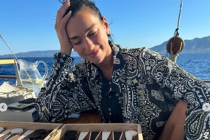 Ηλιοβασιλέματα στην Αλβανία για τη Ντούα Λίπα: Μετά τις διακοπές στην Πελοπόννησο, κάνει μια στάση στην ιδιαίτερη πατρίδα της - εικόνα 4