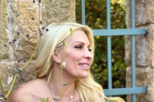 Αθανασία Μαρινάκη: Η σπάνια εμφάνιση της συζύγου του Βαγγέλη Μαρινάκη στο θέατρο [Εικόνες] - εικόνα 8