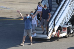 "Θερμή" υποδοχή Χάρη Θεοχάρη στα Χανιά - Διαδηλωτές και ΜΑΤ έξω από το Επιμελητήριο [εικόνες και βίντεο]