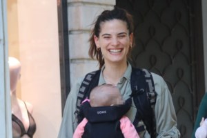 Ξετρελαμένος μπαμπάς ο Σάκης Τανιμανίδης: Το βίντεο που ταΐζει τις δίδυμες κόρες του