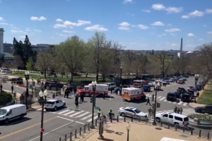 Επίθεση  στο Καπιτώλιο: Νεκροί ένας αστυνομικός και ο οδηγός που έριξε το αυτοκίνητo στη βόρεια πύλη - εικόνα 8