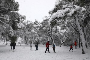 Κακοκαιρία "Μήδεια": Ανοιξε η Εθνική οδός Αθηνών - Λαμίας μέχρι τη Βοιωτία - Μάχη με τον παγετό