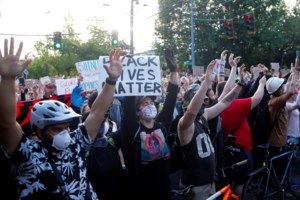 Χάος στις ΗΠΑ: Πρώτη δίωξη για υποκίνηση μίσους - Τουλάχιστον πέντε αστυνομικοί έχουν τραυματιστεί από πυρά - εικόνα 3