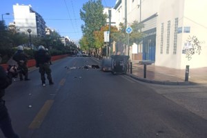 Εξάρχεια: ΕΔΕ για τον αστυνομικό των ΜΑΤ που σπάει τζαμαρία και φωνάζει "ναι, είμαι τρελός"