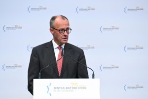 Γερμανία: Σε εξαιρετικά κρίσιμη κατάσταση η δήμαρχος - Ανακρίνονται ως ύποπτα για απόπειρα δολοφονίας τα υιοθετημένα παιδιά της - εικόνα 2