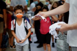 Επιδημία πλαστών πιστοποιητικών εμβολιασμού και τεστ: Έρευνες σε Κοζάνη, Καβάλα, Δράμα, Σαντορίνη και Καρδίτσα