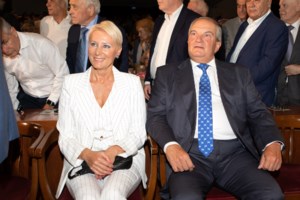 Ναύπλιο: Πρωτοχρονιά με μπάνιο στη θάλασσα για τους τολμηρούς - Σύμμαχος ο καλός καιρός [εικόνες]